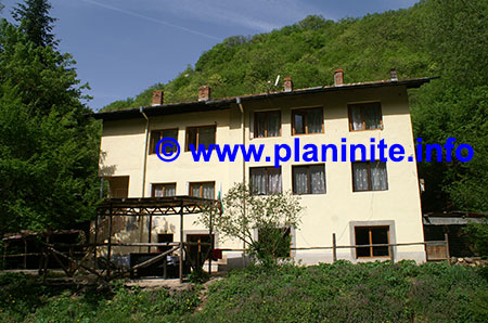 Hut "Lyulyaka" mountain hut