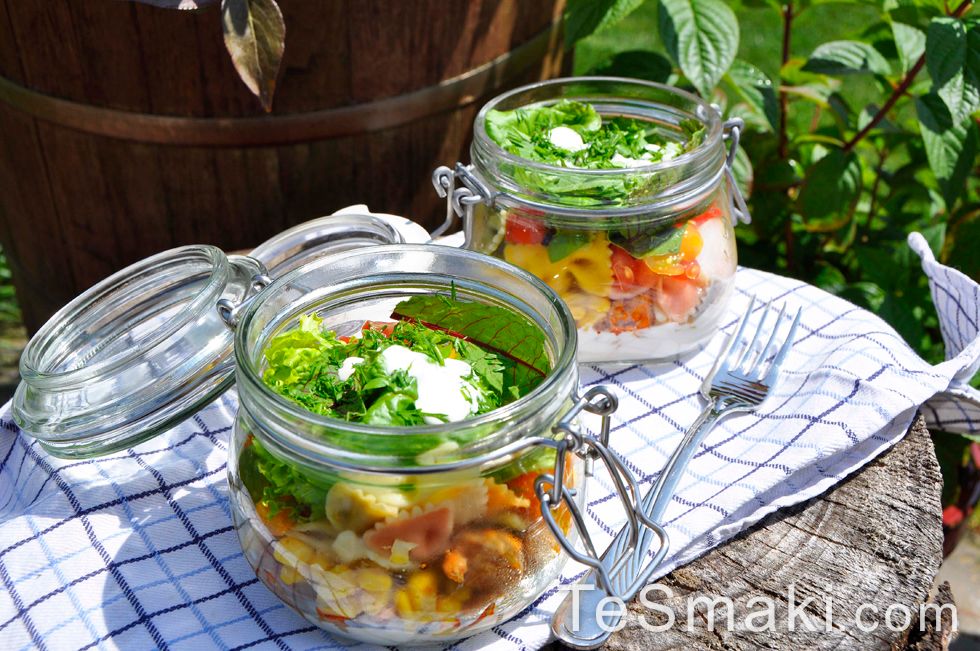 Picnic Lunch in Jars with Chicken, Pasta, and Vegetables 2