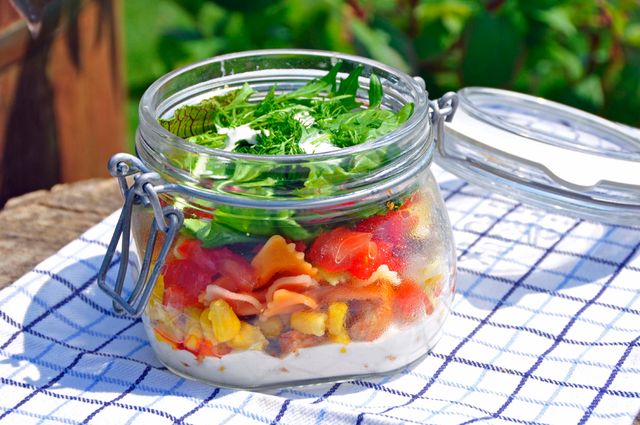 Piknikowy lunch w słoiczkach z kurczakiem, makaronem i warzywami