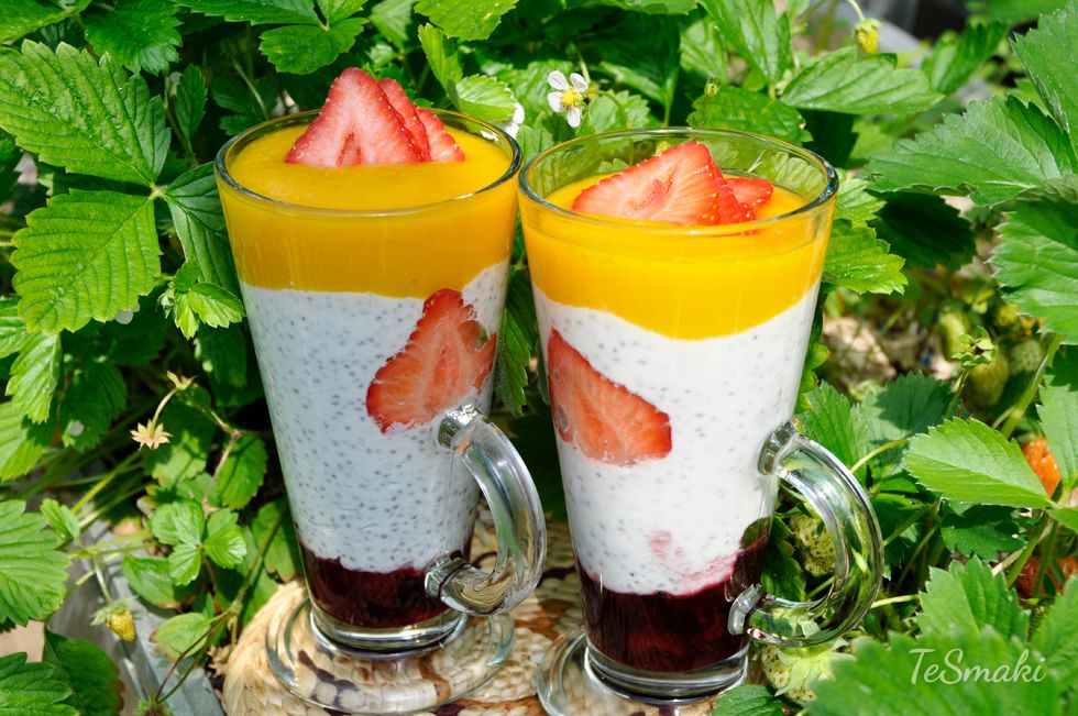 Deser chia z mango i truskawkami 1