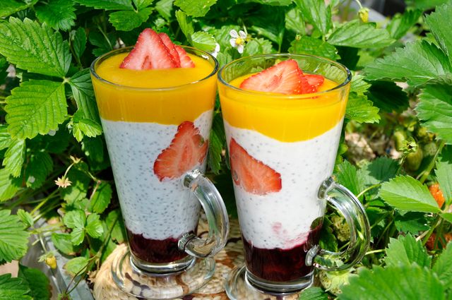 Deser chia z mango i truskawkami