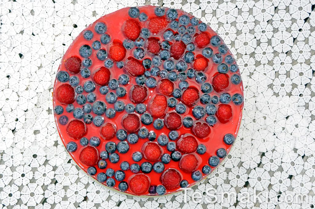 Refreshing and Creamy Cheesecake with Seasonal Fruits 2