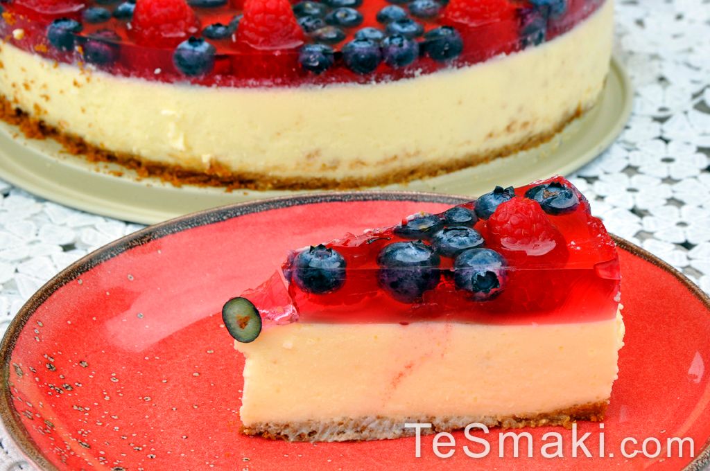 Refreshing and Creamy Cheesecake with Seasonal Fruits 1