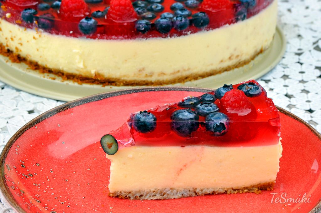 Refreshing and Creamy Cheesecake with Seasonal Fruits