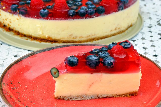 Refreshing and Creamy Cheesecake with Seasonal Fruits