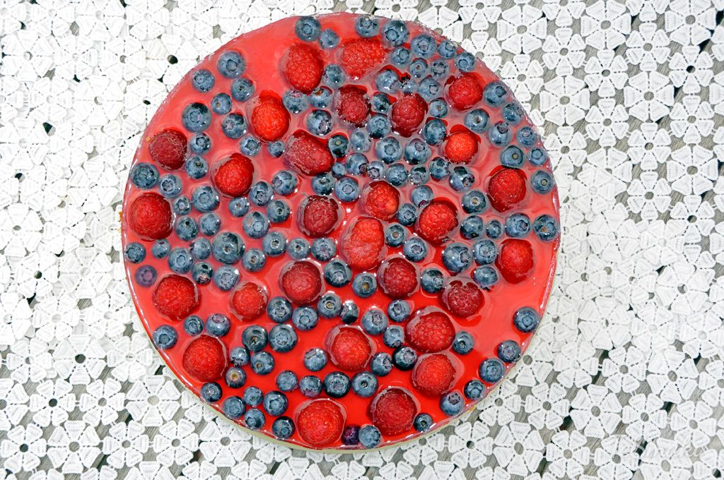 Refreshing and Creamy Cheesecake with Seasonal Fruits 2