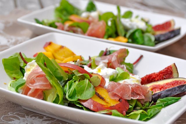 Owocowy miks sałat z serem Burrata i Pancetta