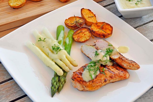 Grilled Chicken with Asparagus in Asparagus Sauce