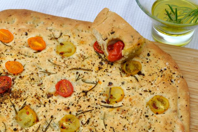 Focaccia aux herbes et tomates cerises