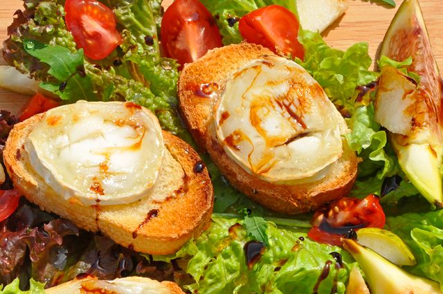Salade au miel sur toast avec fromage de chèvre et figues