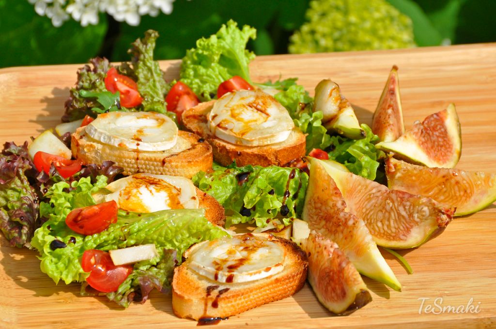 Salade au miel sur toast avec fromage de chèvre et figues 2