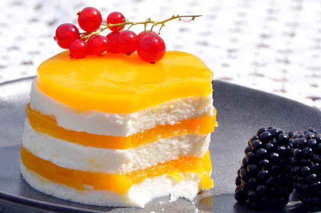 Deser mango z kremowymi krążkami ze zsiadłego mleka