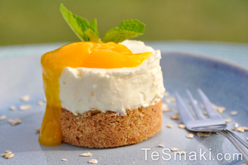 Mini Cheesecakes with Mango and Oat Flakes 1