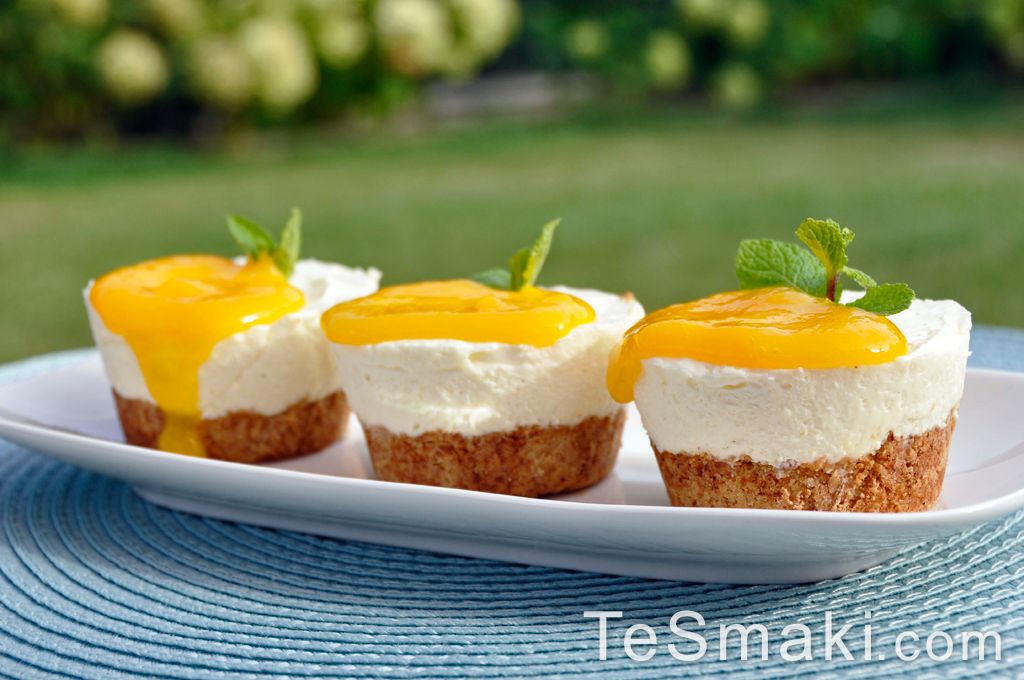 Mini Cheesecakes with Mango and Oat Flakes 2