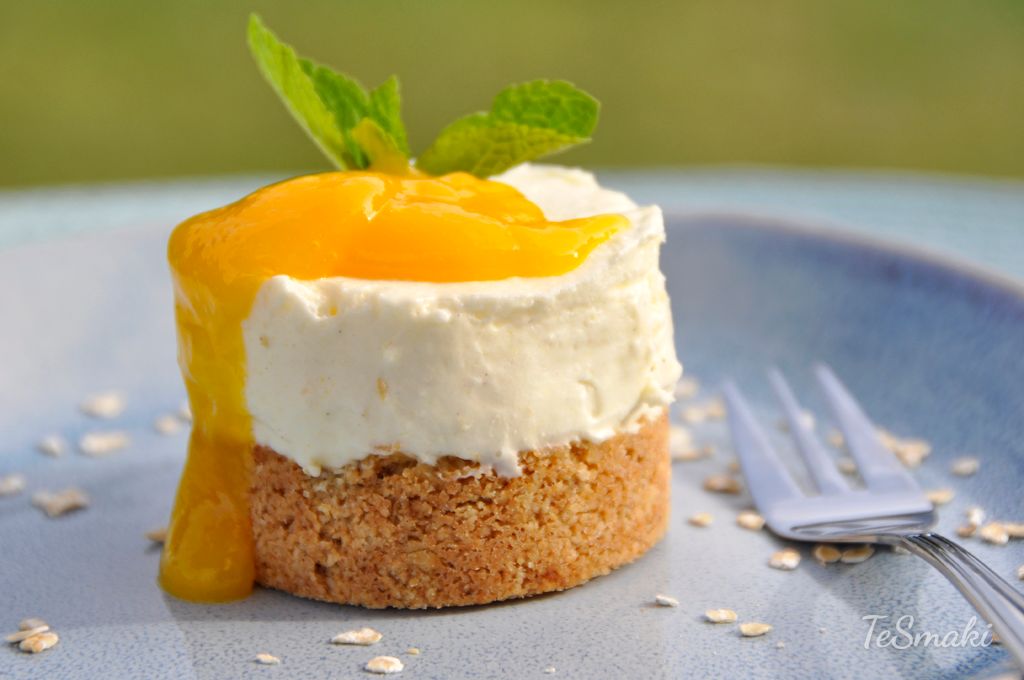 Mini Cheesecakes with Mango and Oat Flakes