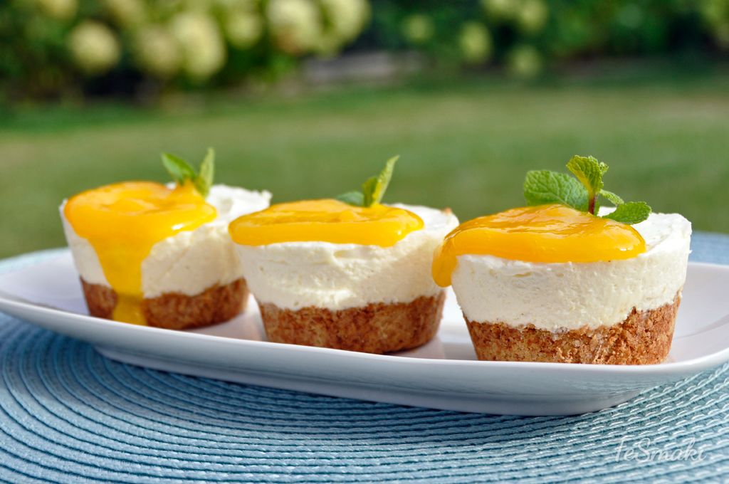 Mini Cheesecakes with Mango and Oat Flakes 2