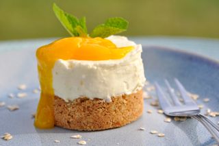 Mini Cheesecakes with Mango and Oat Flakes