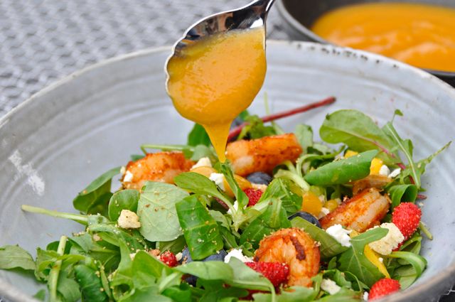 Salade de crevettes avec sauce à la mangue