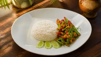 Rice topped with stir-fried curry paste.