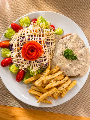 Steak with black pepper cream sauce