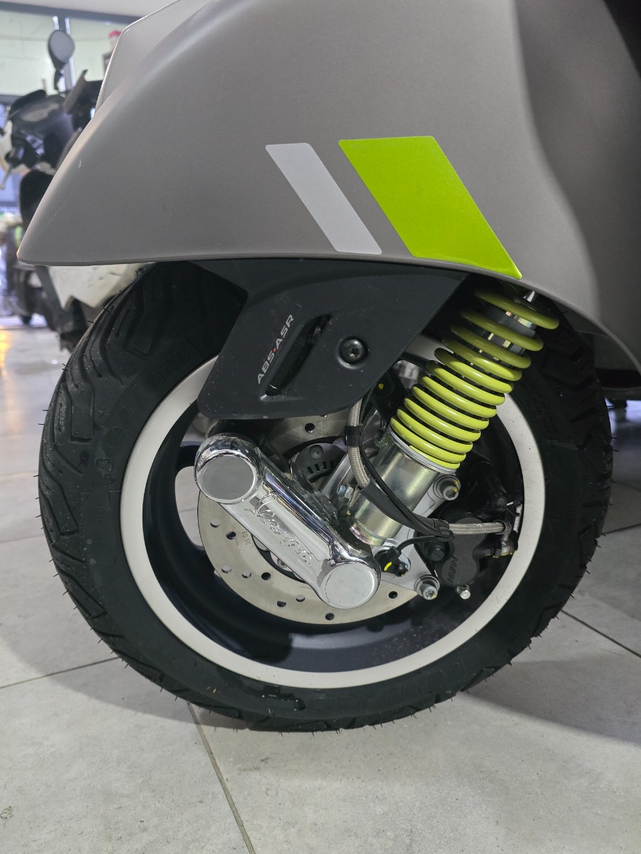 Vespa Gts Supertech 300 Gri renk Sıfır km — görsel 2