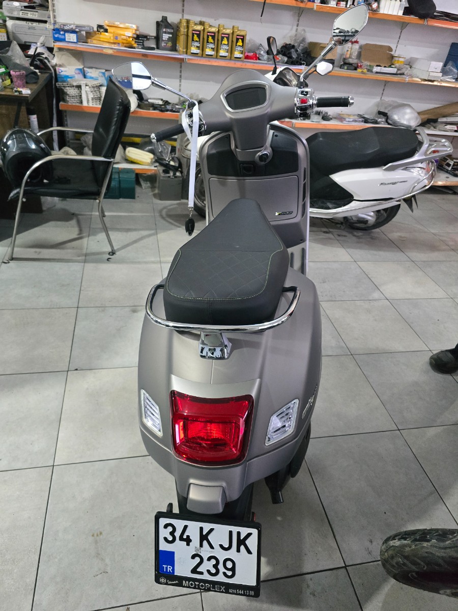 Vespa Gts Supertech 300 Gri renk Sıfır km — görsel 3