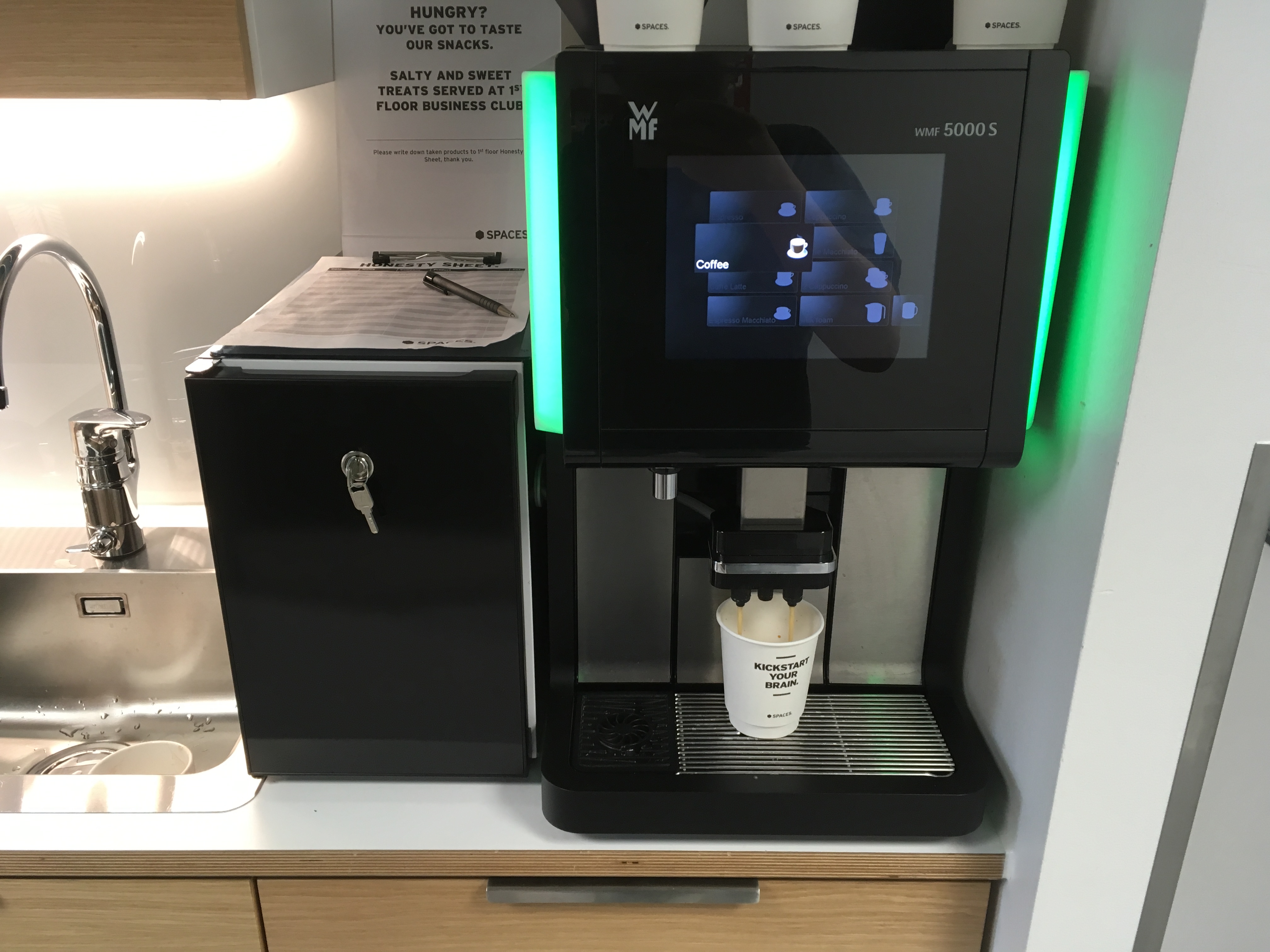 Kaffeevollautomat von WMF auf einer Küchenarbeitsplatte — Vergleich und Testsieger 2026