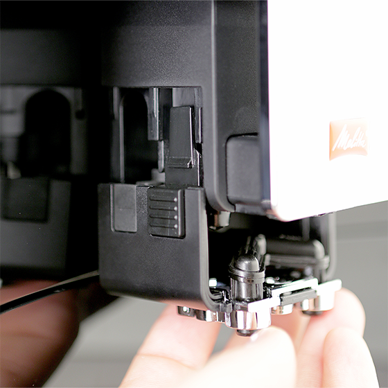 Melitta Barista TS Smart – Seitenansicht mit Zwei-Kammer-Bohnenbehälter