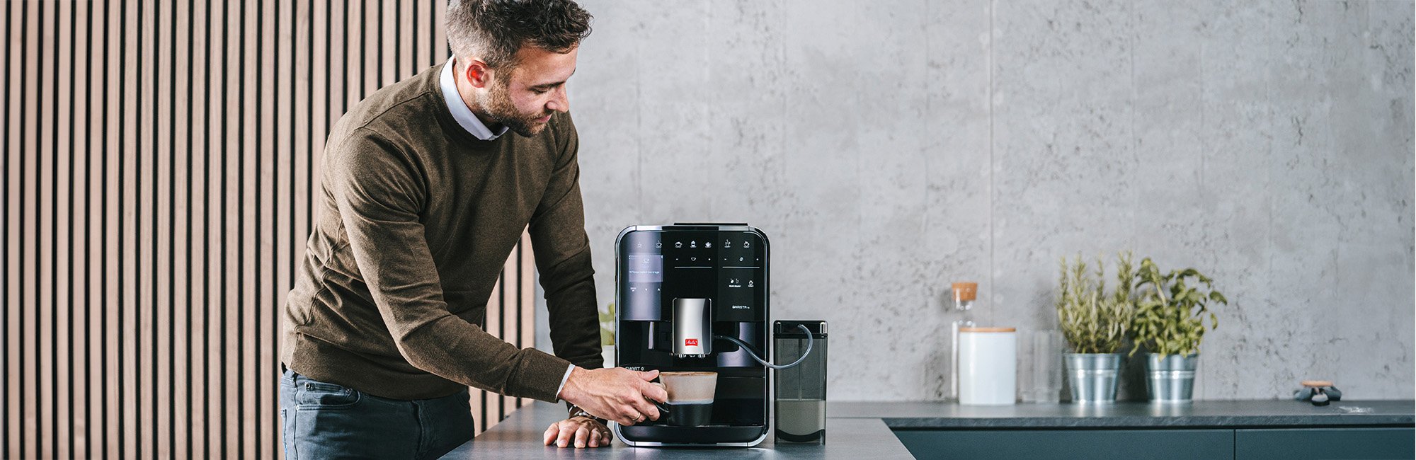 Melitta Barista TS Smart – Lifestyle-Aufnahme Kaffee auf Küchentisch