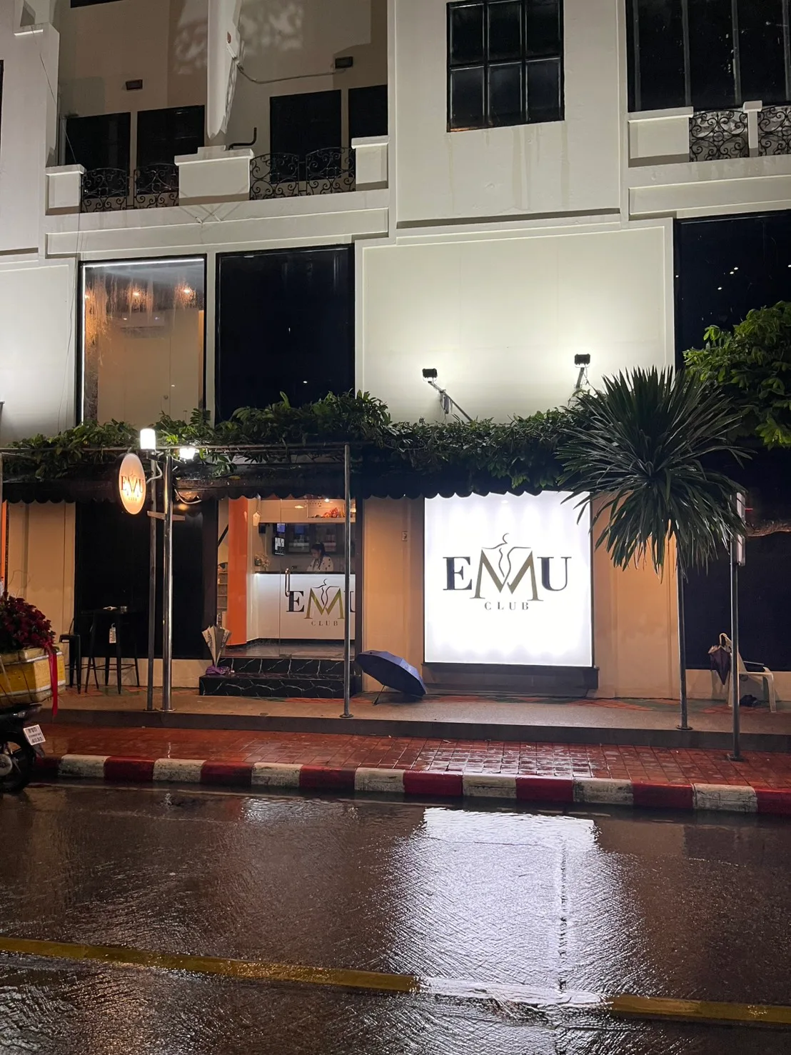 CLUB EMU