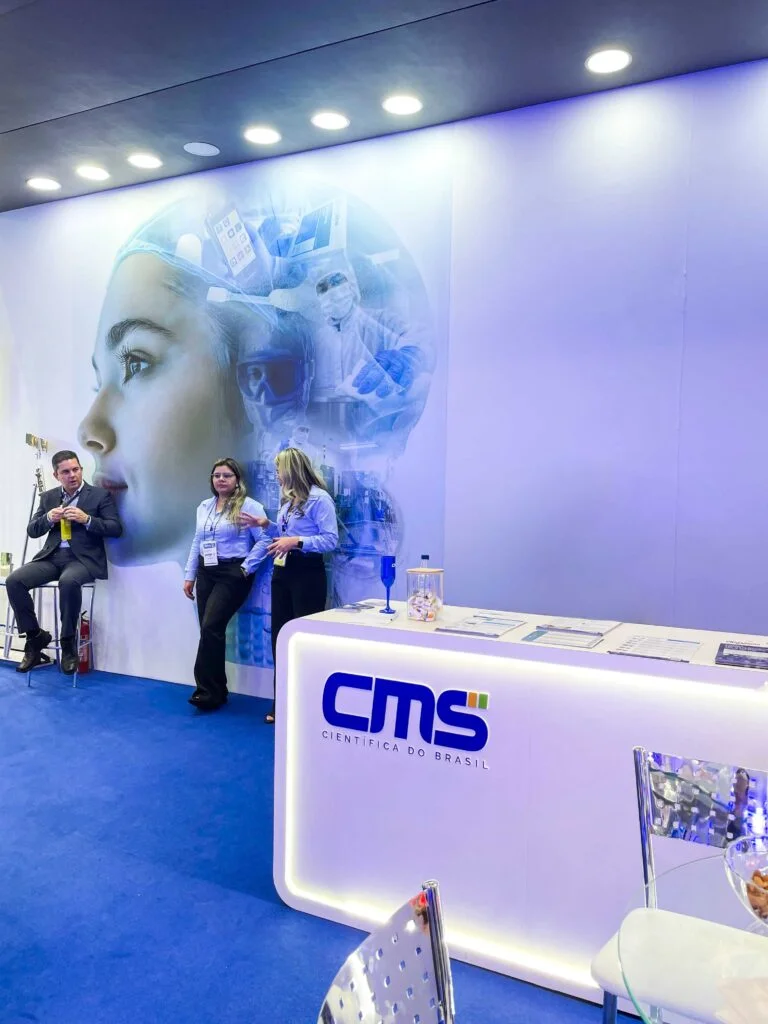 Stand CMS Feira Analítica 2025 — imagem 3