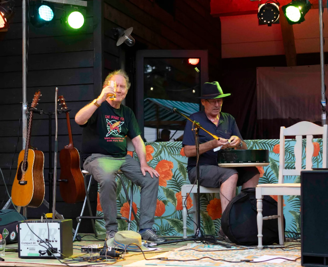 aanzicht van het palletpodium terwijl de gitarist pauze houdt en toost met de fotograaf
