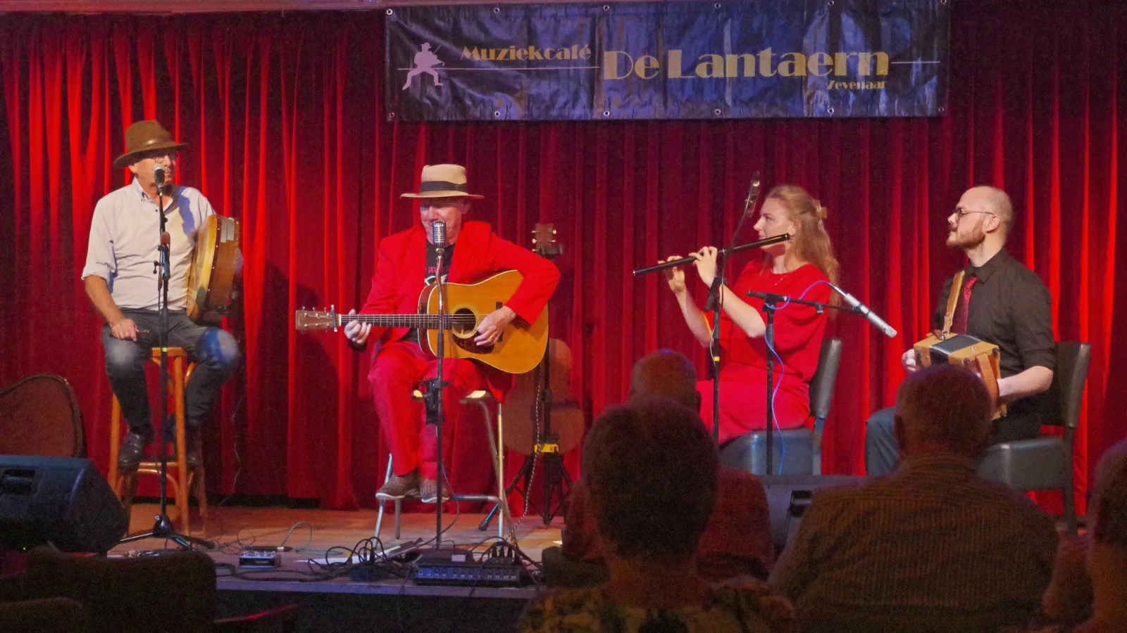 The Doggy Few op het podium van Muziekcafé De Lantaern in Zevenaar, met gitaar, fluit en box