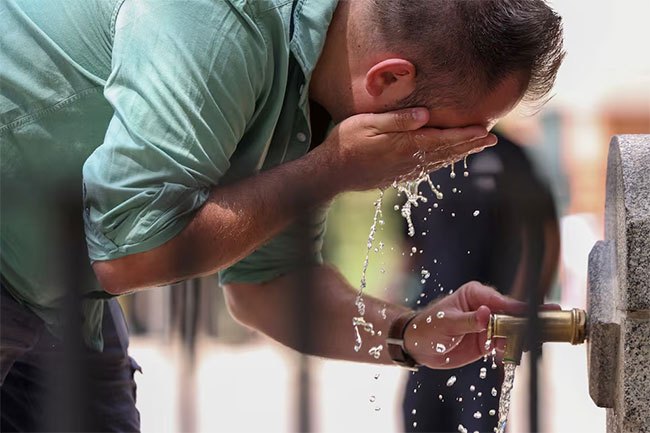 France shuts schools, Italy limits outdoor work as heatwave grips Euro