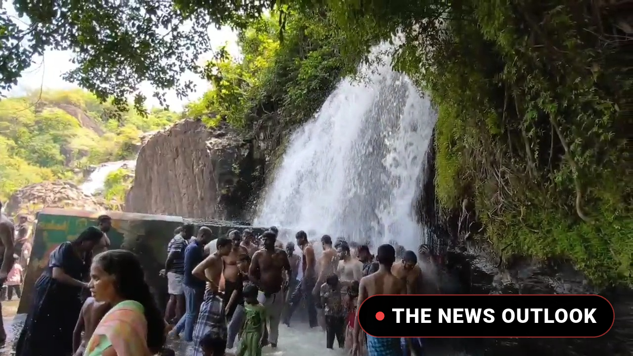 தொடர் விடுமுறை எதிரொலி: அகத்தியர் அருவியில் குவிந்த சுற்றுலாப் பயணிகள்! - 2