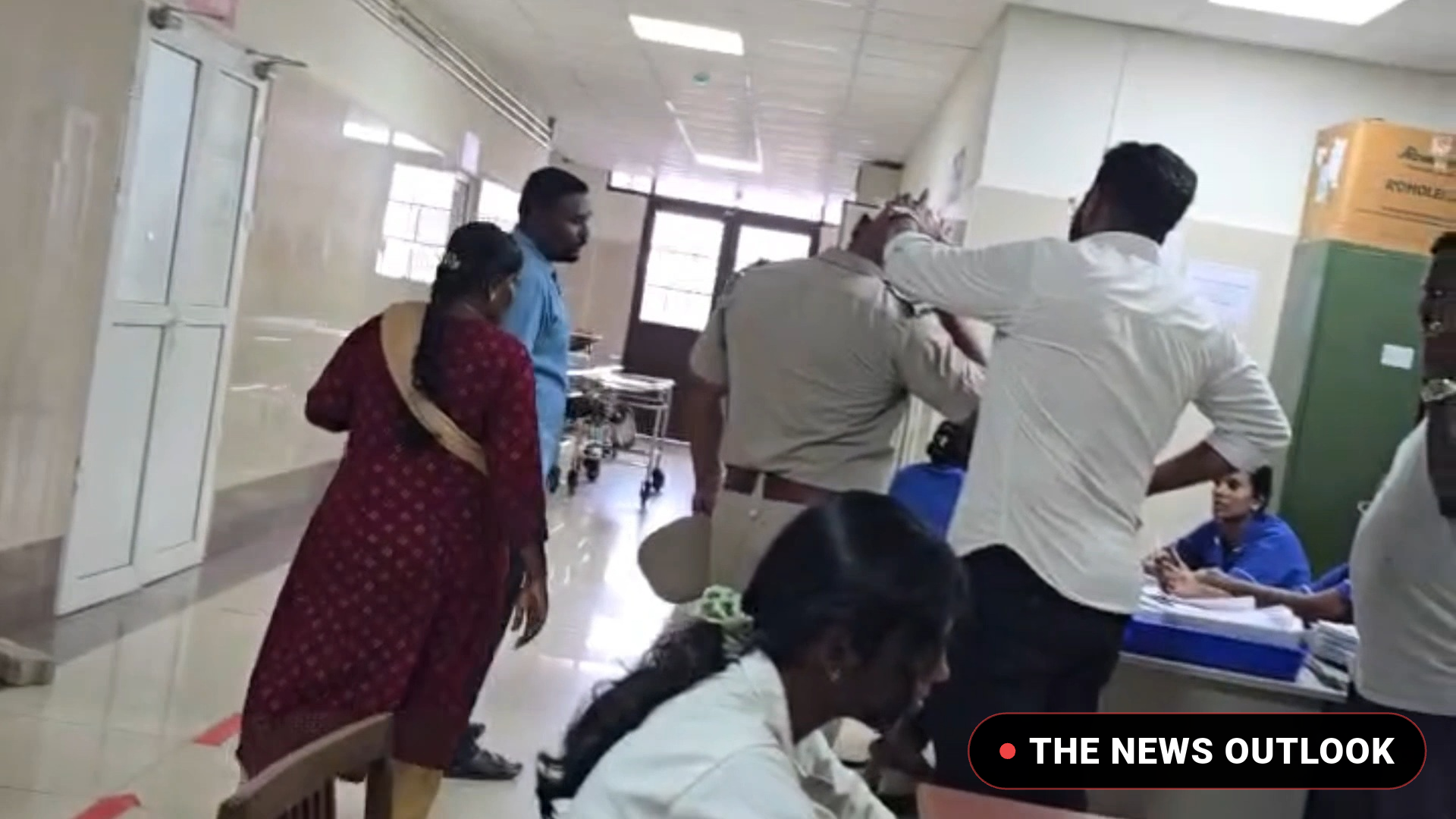 பாளையங்கோட்டை மத்திய சிறையில் கைதிகள் மோதல்: தடுக்கச் சென்ற 2 வார்டன்கள் மீது தாக்குதல் - 2