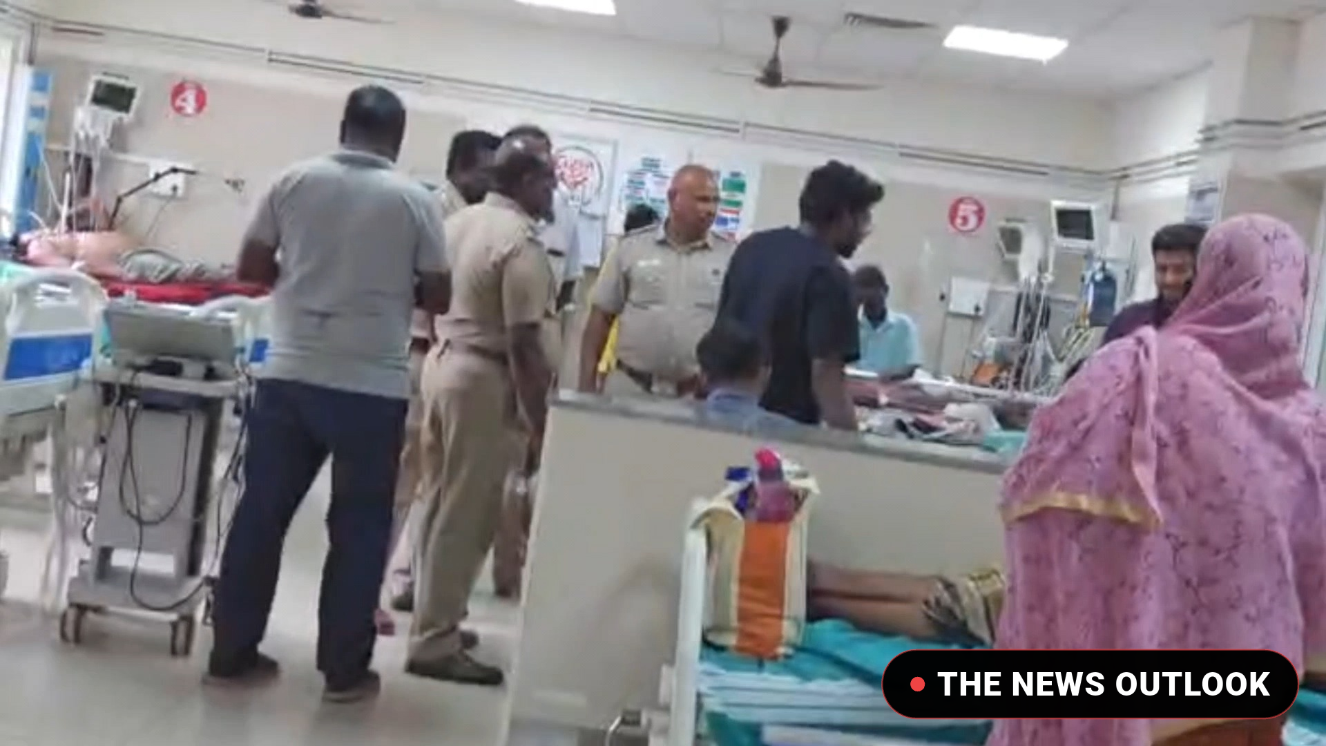 பாளையங்கோட்டை மத்திய சிறையில் கைதிகள் மோதல்: தடுக்கச் சென்ற 2 வார்டன்கள் மீது தாக்குதல் - 3
