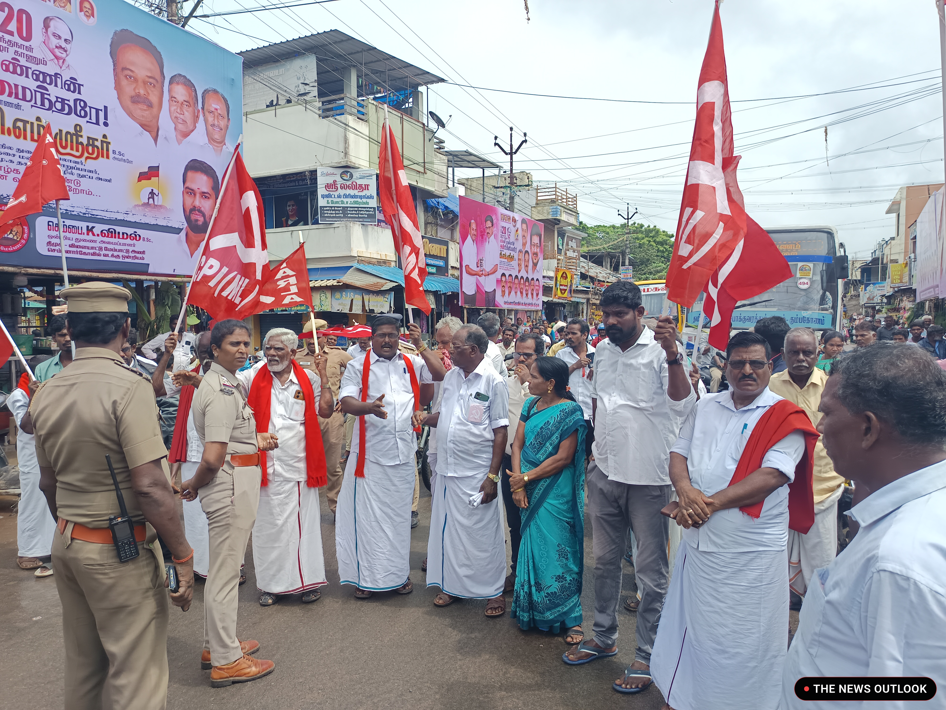 கோரிக்கைகளை வலியுறுத்தி செம்பனார்கோவிலில் கொந்தளித்த விவசாயிகள் - சாலையில் குவியும் வாகனங்கள்!