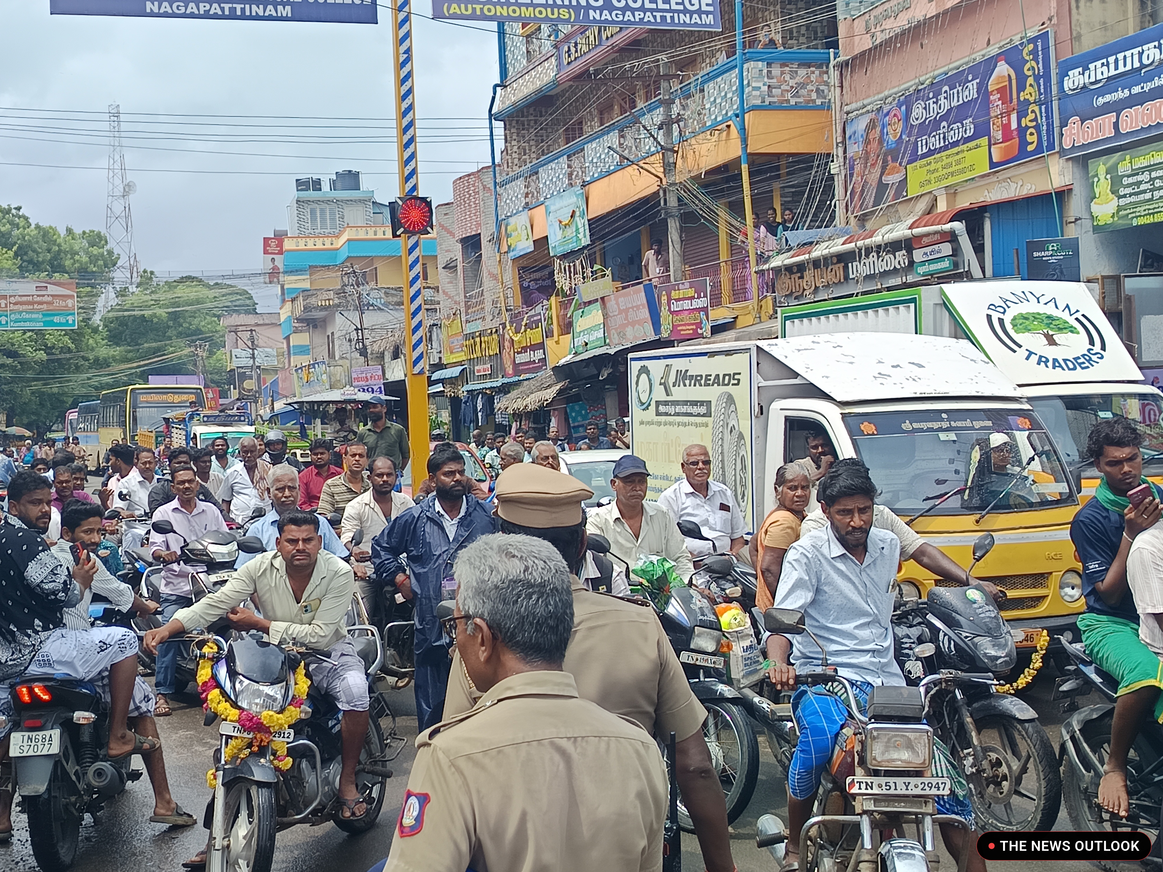 கோரிக்கைகளை வலியுறுத்தி செம்பனார்கோவிலில் கொந்தளித்த விவசாயிகள் - சாலையில் குவியும் வாகனங்கள்! - 2