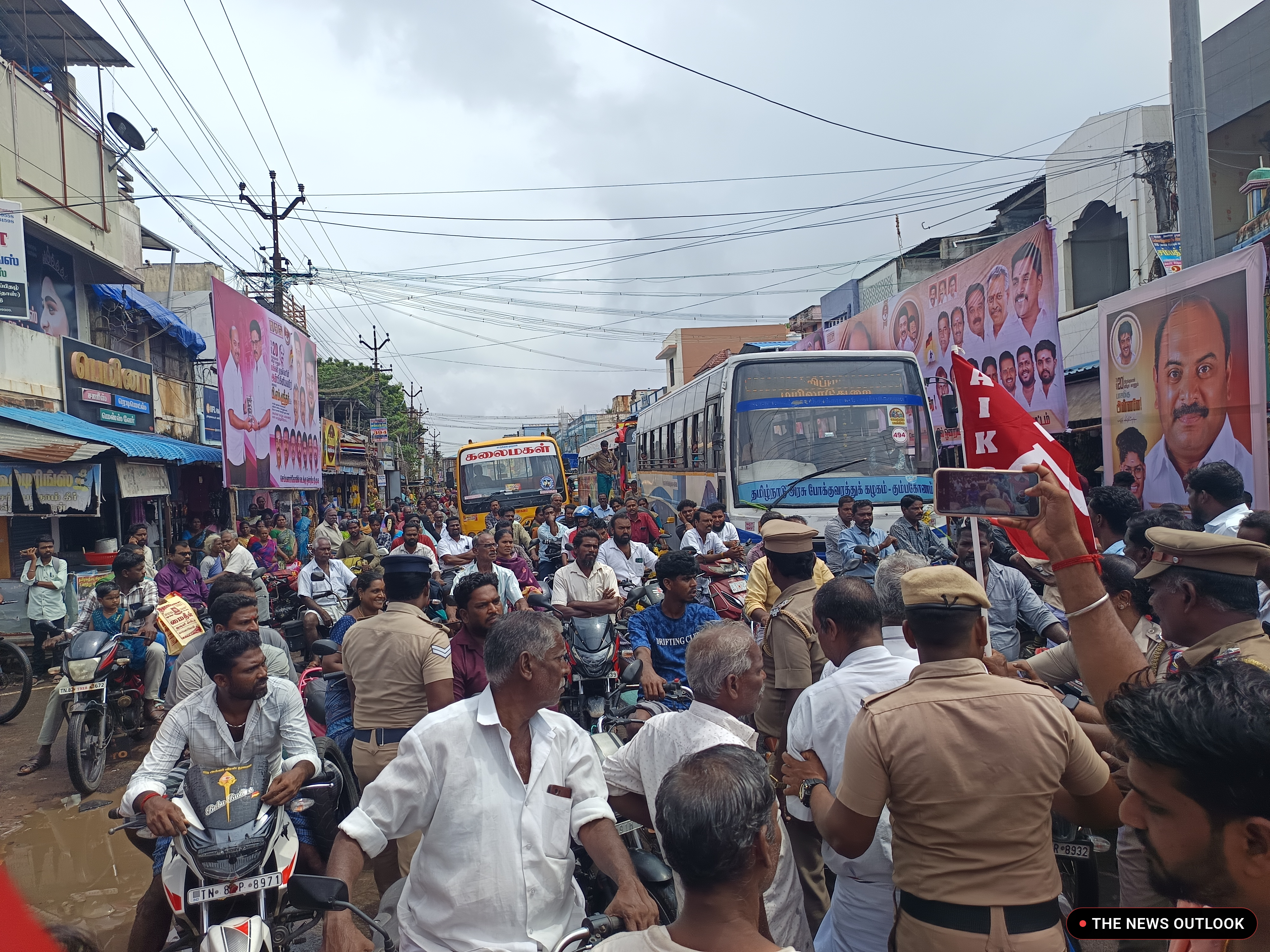 கோரிக்கைகளை வலியுறுத்தி செம்பனார்கோவிலில் கொந்தளித்த விவசாயிகள் - சாலையில் குவியும் வாகனங்கள்! - 3
