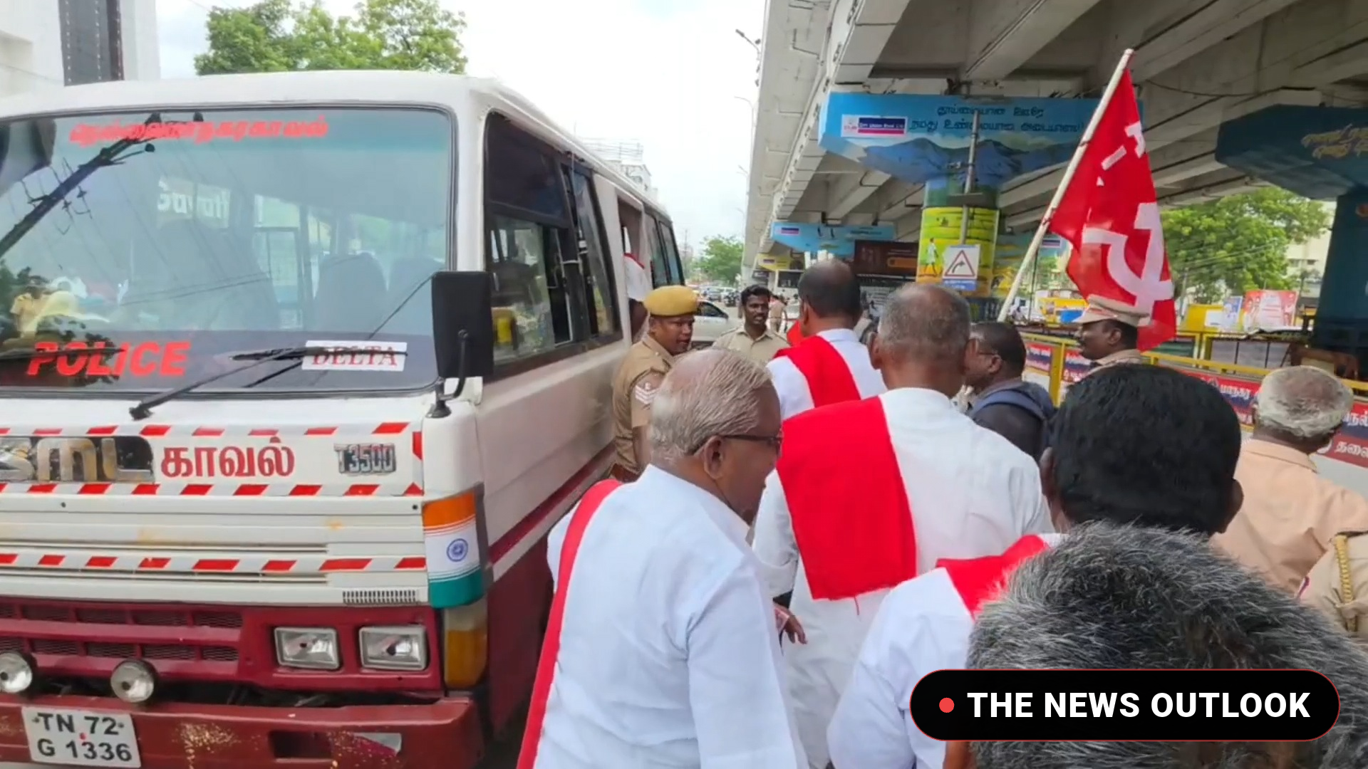 நெல்லையில் பயிர்க்கடன் தள்ளுபடி கோரி விவசாயிகள் சாலை மறியல்: முன்னாள் எம்.எல்.ஏ. உள்பட 50 பேர் கைது - 1