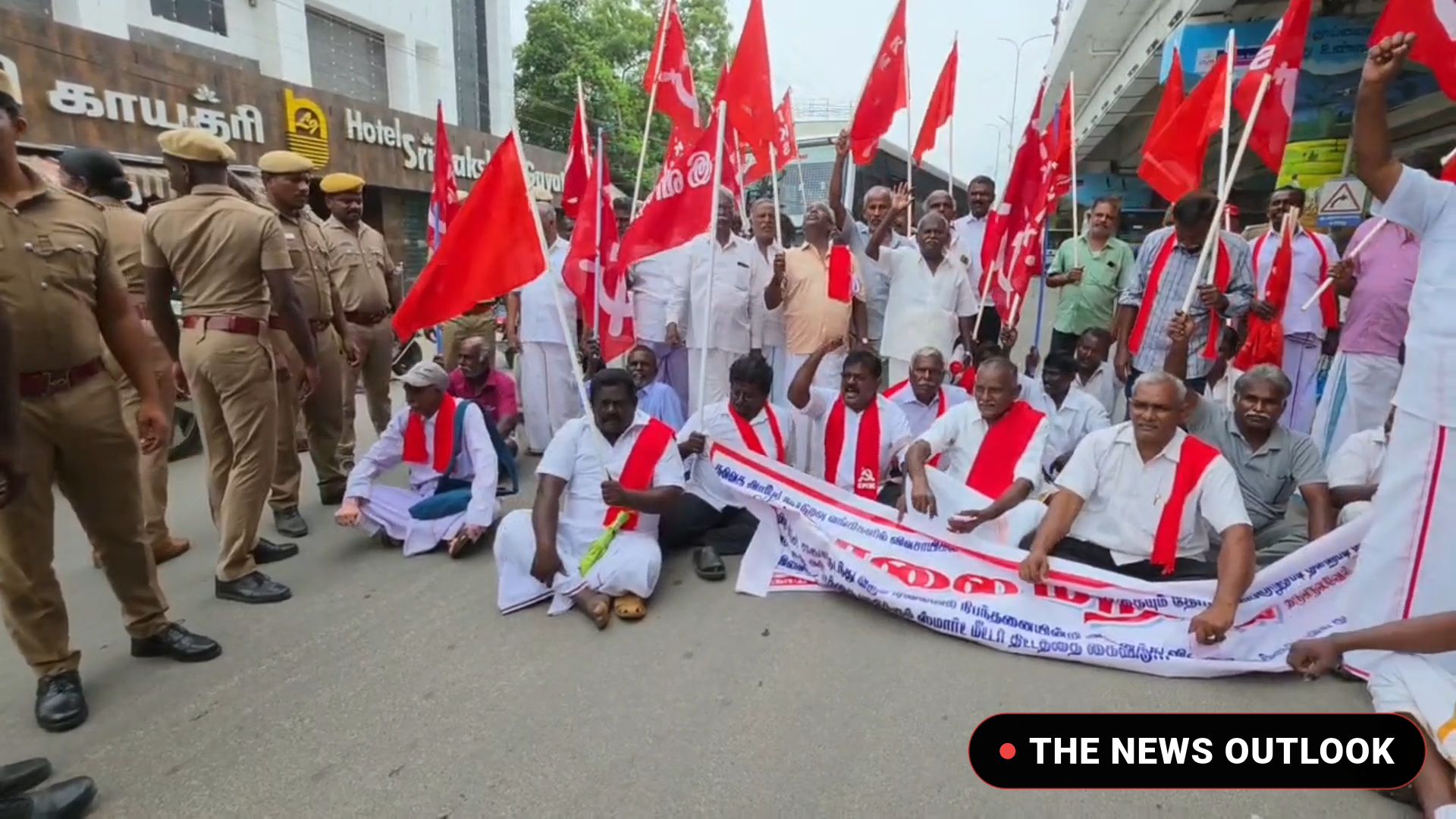 நெல்லையில் பயிர்க்கடன் தள்ளுபடி கோரி விவசாயிகள் சாலை மறியல்: முன்னாள் எம்.எல்.ஏ. உள்பட 50 பேர் கைது - 2