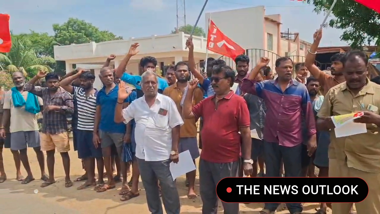டாஸ்மாக் சுமை பணி தொழிலாளர்கள் ஆர்ப்பாட்டம்: தீபாவளிக்கு முன் போனஸ் வழங்க கோரிக்கை - 1
