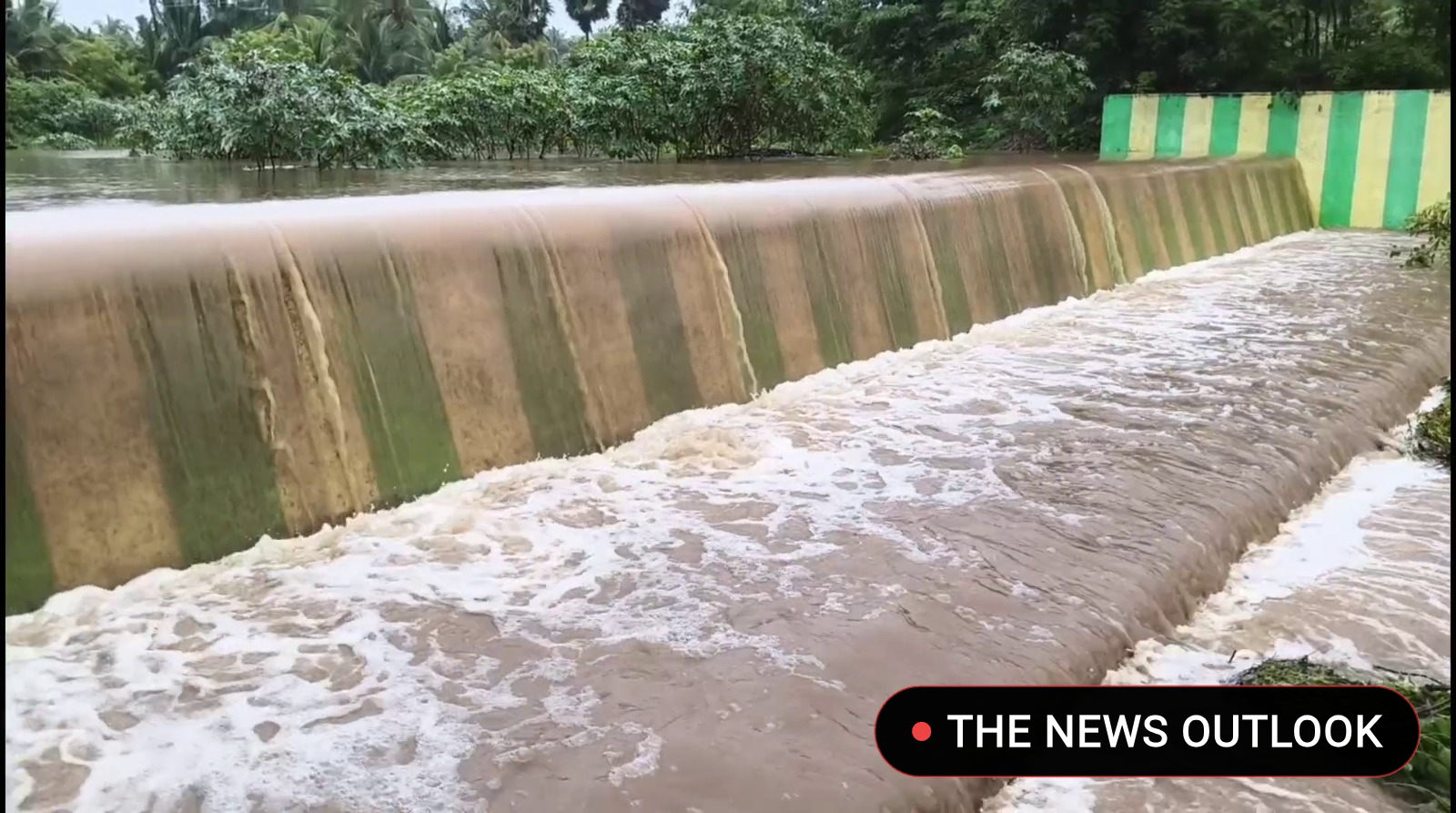 விடிய விடிய கொட்டிதீர்த்த மழை: கோபி பகுதியில் ஆர்ப்பரித்து ஓடும் வெள்ளம்! - 1