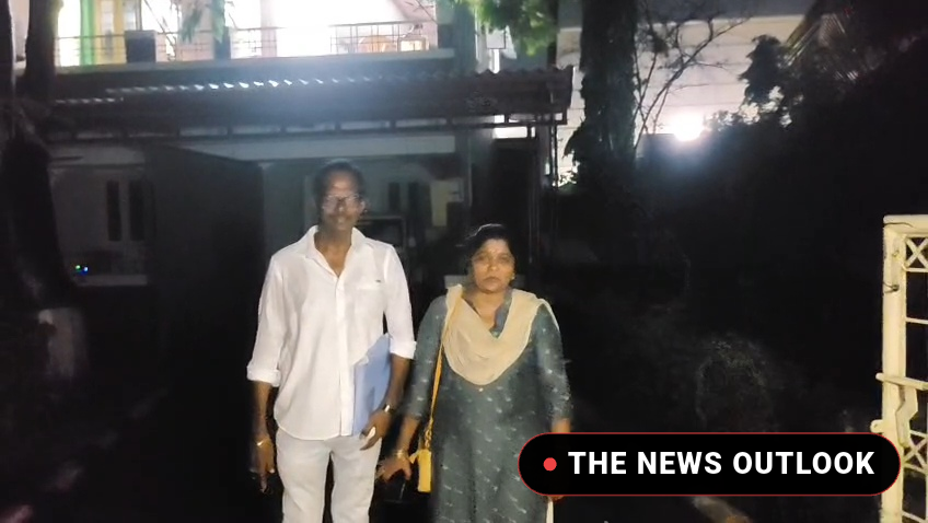 பரமத்தி வேலூரில் சிமெண்ட் பைப் நிறுவனத்தில் துணிகரக் கொள்ளை
 காவலாளியைக் கட்டிப்போட்டு கத்தி முனையில் மிரட்டல் – லாரி, மினி ஆட்டோ உள்ளிட்ட பல லட்சம் ரூபாய் மதிப்பிலான பொருட்கள் கொள்ளை
