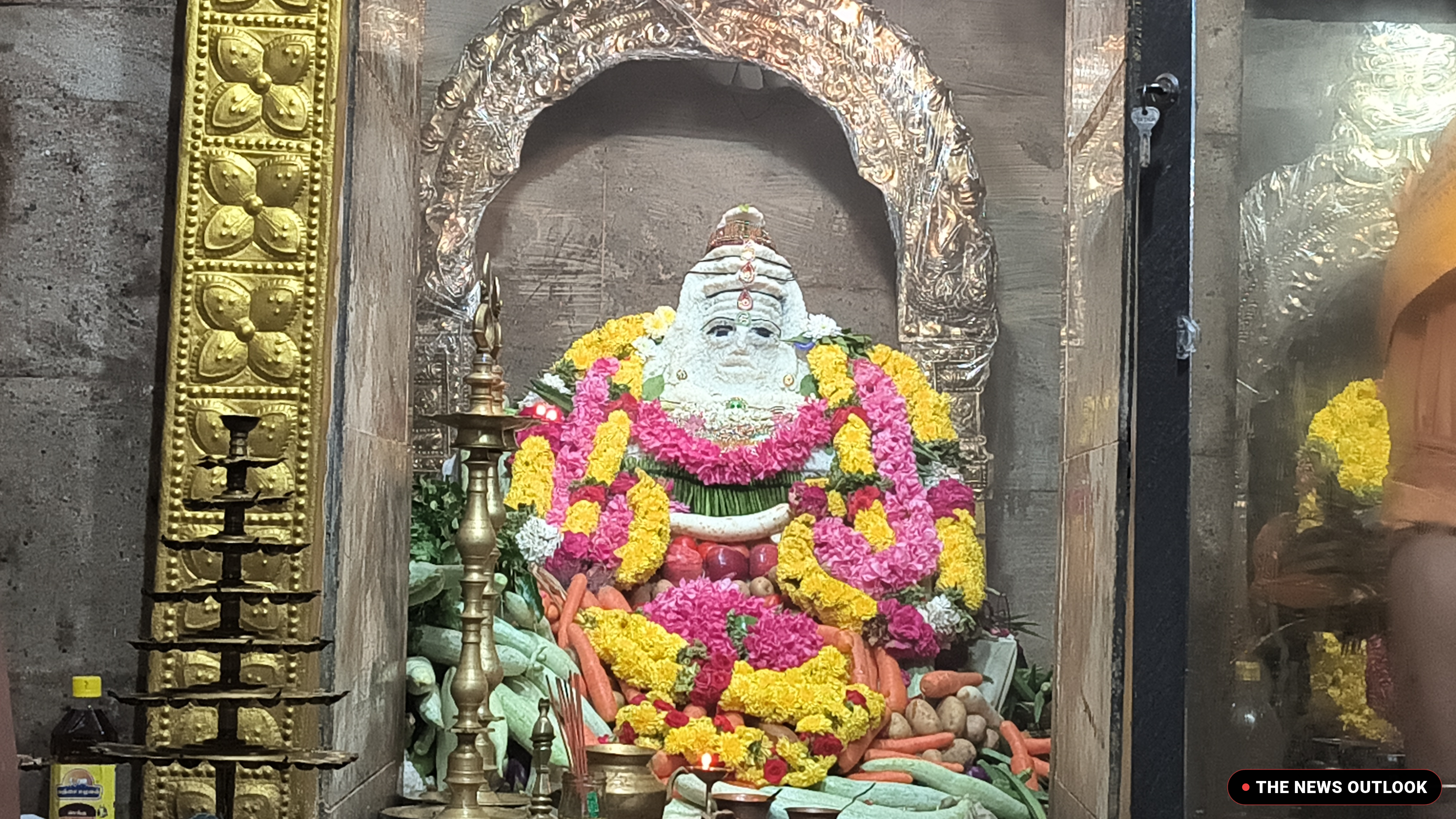 திருவாரூர் தேரடி கைலாசநாதர் ஆலயத்தில் அன்னாபிஷேகம் வெகு விமர்சையாக நடைபெற்றது.