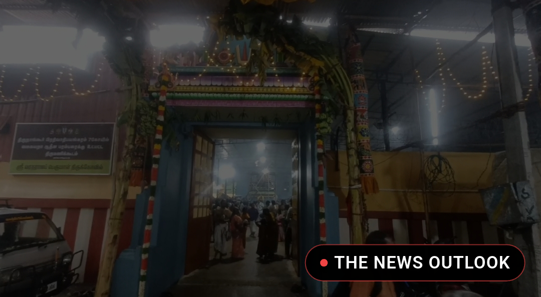 சீர்காழி எடுத்த திருமணிக்கூடம் ஸ்ரீ வரதராஜ பெருமாள் கோவில்
ஜீர்ணோத்தாரண அஷ்டபந்தன மஹா கும்பாபிஷேகம் திரளானோர் பங்கேற்று பெருமாளை சேவித்தனர். - 2