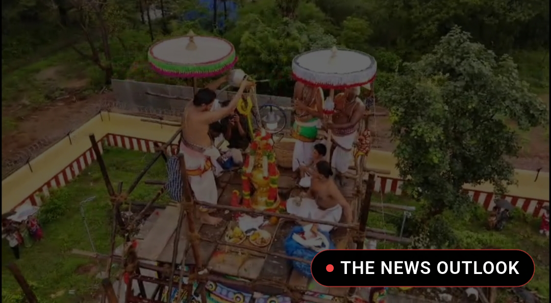 சீர்காழி எடுத்த திருமணிக்கூடம் ஸ்ரீ வரதராஜ பெருமாள் கோவில்
ஜீர்ணோத்தாரண அஷ்டபந்தன மஹா கும்பாபிஷேகம் திரளானோர் பங்கேற்று பெருமாளை சேவித்தனர். - 5