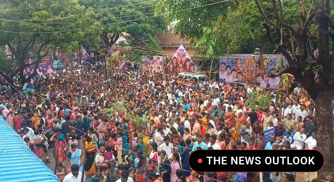 சீர்காழி அடுத்த பூம்புகார் மீனவ கிராமத்தில் ஸ்ரீ தயாள பரமேஸ்வரி அம்மன் ஆலய மகா கும்பாபிஷேகம் விழா ஆயிரக்கணக்கான பக்தர்கள் பங்கேற்று சுவாமி தரிசனம் செய்து வழிபாடு - 2