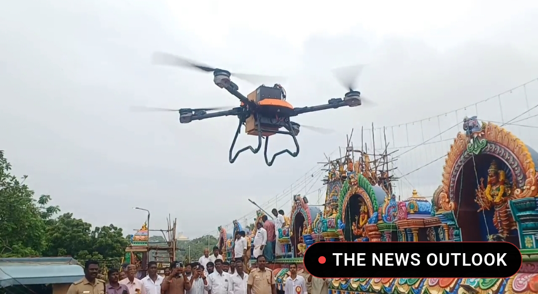 சீர்காழி அடுத்த பூம்புகார் மீனவ கிராமத்தில் ஸ்ரீ தயாள பரமேஸ்வரி அம்மன் ஆலய மகா கும்பாபிஷேகம் விழா ஆயிரக்கணக்கான பக்தர்கள் பங்கேற்று சுவாமி தரிசனம் செய்து வழிபாடு - 3